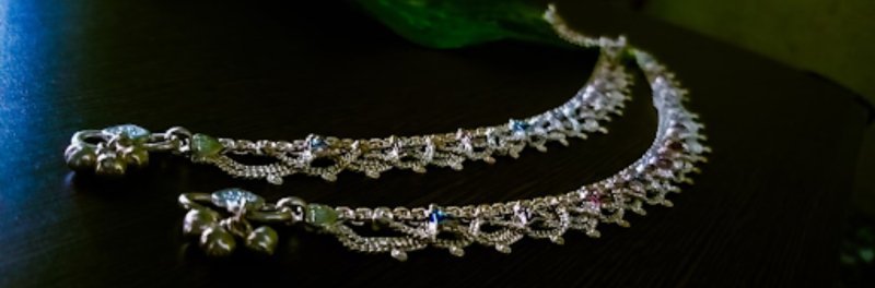Anklet Styling Guide: What Ankle to Wear It On & What It Really Means - British D'sire