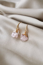Xander Kostroma -Gold Tone Raw Cut Rose Quartz Rock Earrings(3.5cm Drop) –14ct Gold-Plated Fishhooks –For Love, Healing & Positive Energy