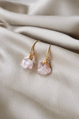 Xander Kostroma -Gold Tone Raw Cut Rose Quartz Rock Earrings(3.5cm Drop) –14ct Gold-Plated Fishhooks –For Love, Healing & Positive Energy