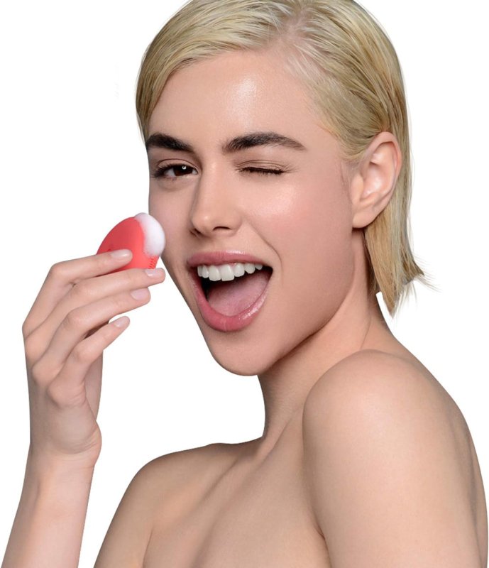 FOREO LUNA play plus 2 - Facial Cleansing Brush - 1-min Deep Facial Cleanser - Travel Accessories - Silicone Face Massager - Holiday Essentials - Ultra-hygienic - All Skin Types - Peach Of Cake! - cleansing brush - British D'sire
