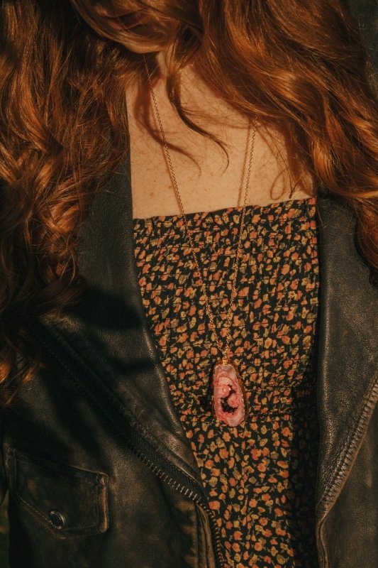 Xander Kostroma - Gold Tone Long Length Maxi Raw Burgundy Agate Pendant Necklace for Women - Enhances Aura Cleansing and Style - Handcrafted Unique Jewelry - 68cm Length - Perfect Gift for Elegance and Balance Secondary image