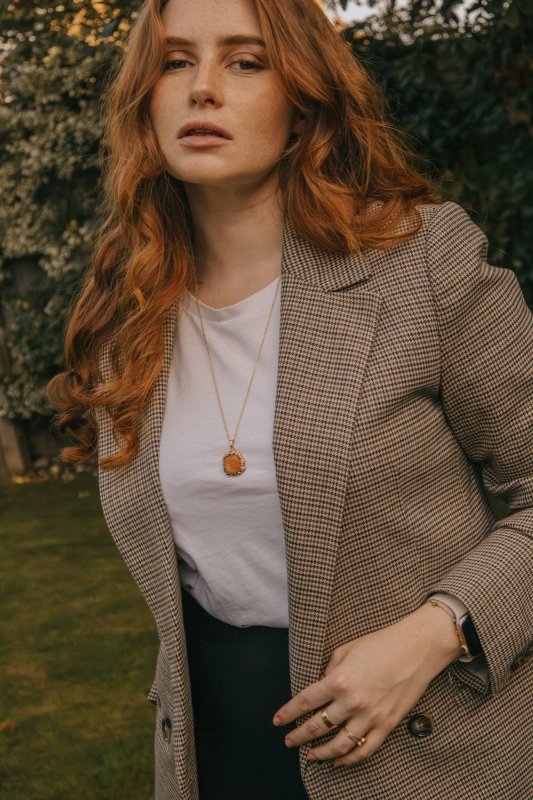 Xander Kostroma Gold Tone Long-Length Mini Raw Orange Agate Pendant Necklace – 68cm Chain – Handmade Healing Crystal Jewelry for Women – Energy Balancing & Aura Cleansing Statement Necklace Secondary image