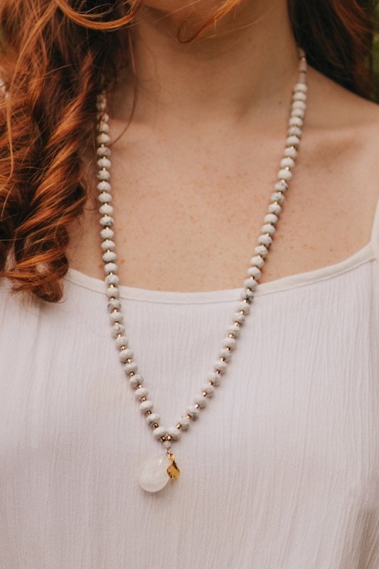 Xander Kostroma - Howlite Crystal Necklace(76 cm) –14ct Gold-Tone Chain & Leaf- Promotes Spirituality, Intuition - For Meditation & Releasing Inhibitions Secondary image