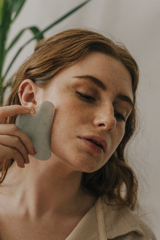 Xander Kostroma Jade Crystal Gua Sha with Black Skull Pouch – 8.5 cm, Natural Jade Stone Facial Massage Tool, Anti-Aging & Skin Rejuvenation, Perfect for Self-Care, Gift for Her Secondary image