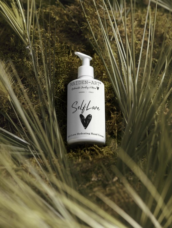 Maiden Art - Embrace Self-Love Hydrating Hand Cream -Vitamin E, Shea Butter, Cocoa Butter, Berry Extract-Chemical & Paraben & Fragrance Free-Vegan & Gluten-Free | Nourish, Protect & hydrate–For all skin types - Hydrating Hand Cream - British D'sire