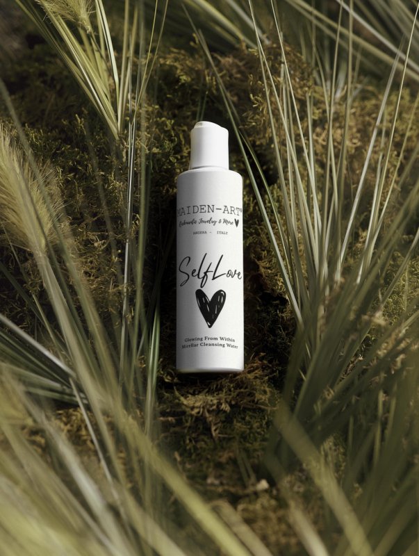Maiden Art - Glowing From Within -Micellar Cleansing Water -3-in-1 cleanser, makeup remover, and toner -hydrating properties for plump, glowing complexion -Hyaluronic Acid, Linden Flower & Camomile -For All Skin Types - Micellar Cleansing Water - British D'sire