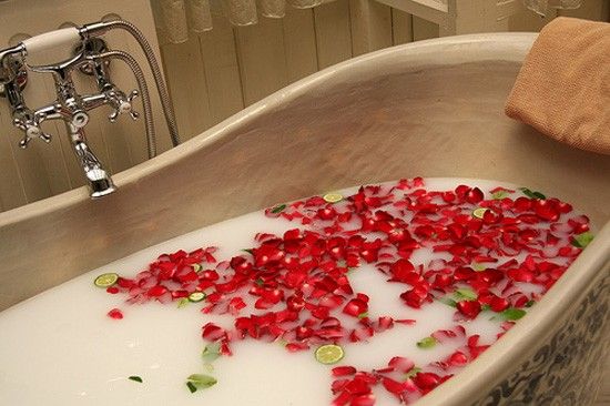 Set of 24 Soap Flower Heart Box - Red Roses Secondary image