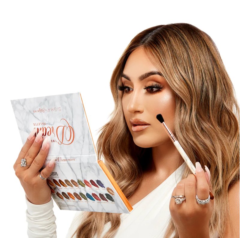 Sigma Beauty Dream Eye and Cheek Palette Collaboration with Beautybird - 18 eyeshadows | 2 highlighters | Dual - ended brush - Eye Shadow Palette - British D'sire