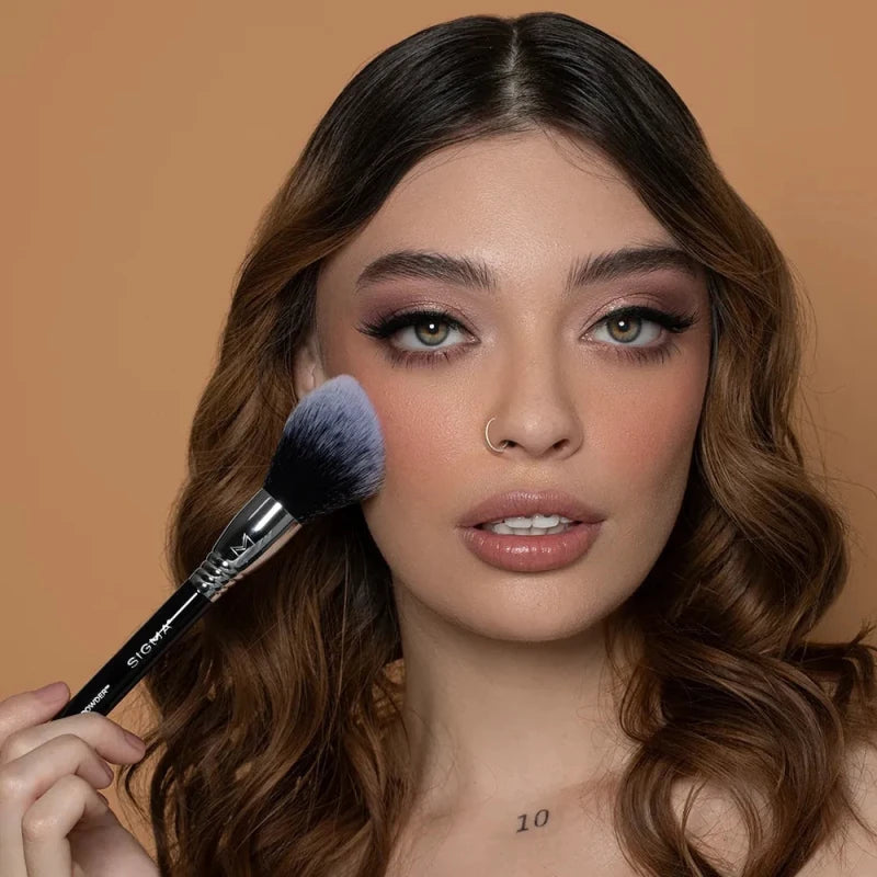 Sigma Beauty F24 All Over Powder - Face Brush - British D'sire