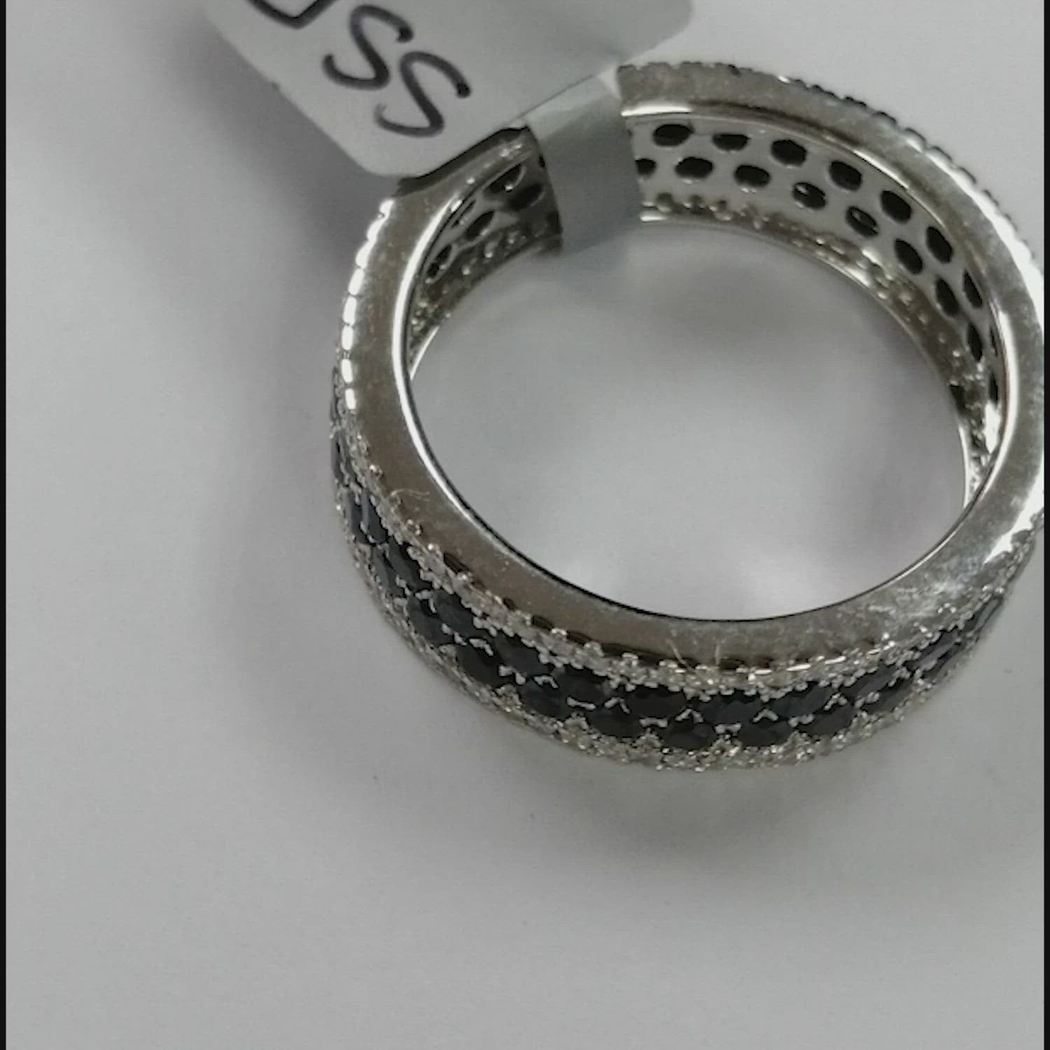 Pearlz Gallery Black & White Cubic Zirconia Band Ring – Round Cut Synthetic Stones in 925 Sterling Silver with Rhodium Finish, Elegant Eternity Style for Women