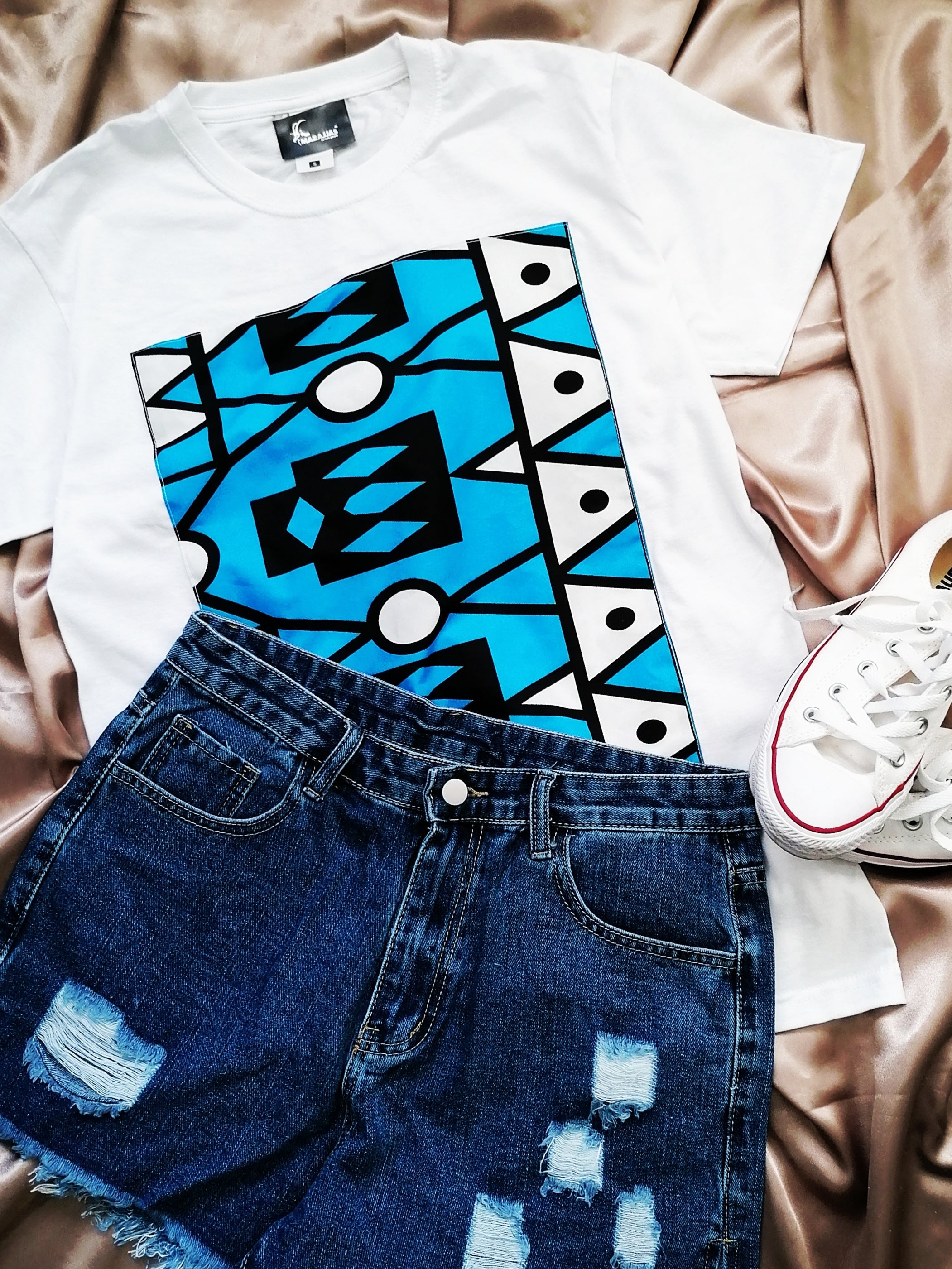 Kids T-shirt in White with blue Samakaka -  British D'sire