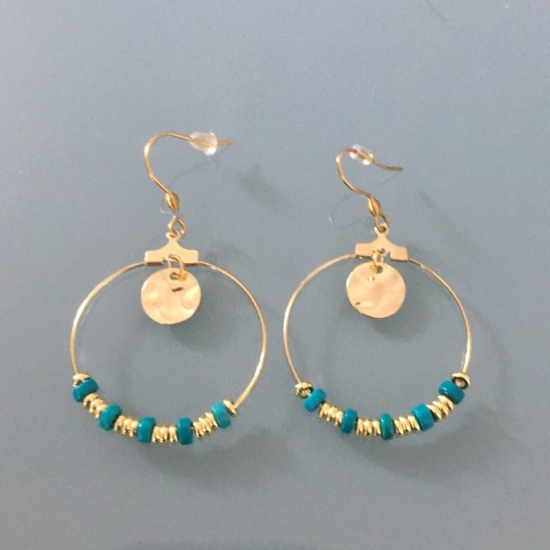 Clover Heishi Hoop Earrings | Golden Hoop Earrings in Stainless Steel and Gold | Turquoise Heishi Pearls | Women's jewelry | Gift Jewelry | Women's gift Secondary image