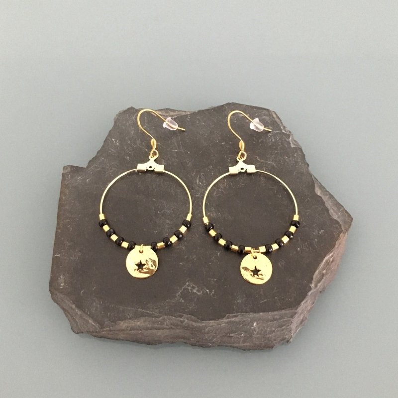 Clover Hoop Earrings with Golden Star and Black Pearls | Jewelry for women, golden creoles Secondary image