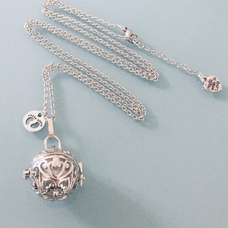 Clover Pregnancy Bola | Pregnancy Bola Necklace with Sonic Bead and Silver Pendant | Gift Jewelry | Gift Idea | Mother to Be Jewel | Mom Gift - Necklaces - British D'sire Main image