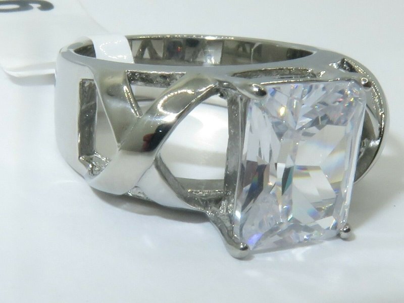 Jewellery Kingdom 3 Carat Cubic Zirconia Stainless Steel Solitaire Emerald Cut Ladies Ring Secondary image