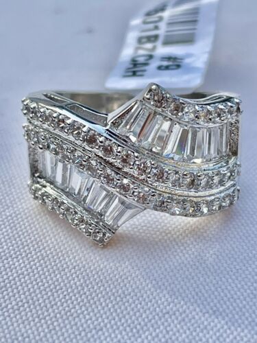 Jewellery Kingdom Band Emerald Simulated Diamonds Ladies Ring (Silver) Secondary image