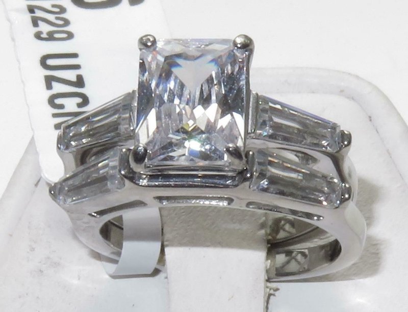 Jewellery Kingdom Cubic Zirconia Stainless Steel Ladies Emerald Cut Band Ring Set Secondary image