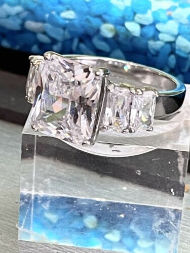 Jewellery Kingdom Emerald Cut Stainless Steel Anniversary Cocktail Sparkling Ladies Cubic Zirconia Ring (Silver) Secondary image